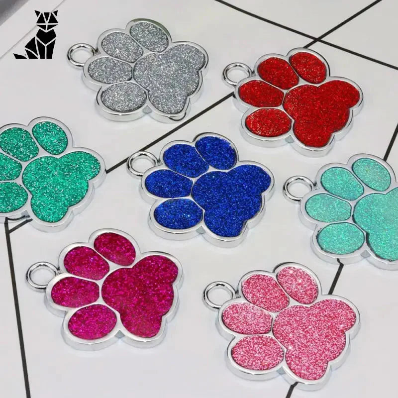 Gros plan de paillettes de pattes colorées sur médaille personnalisée pour chien avec gravure