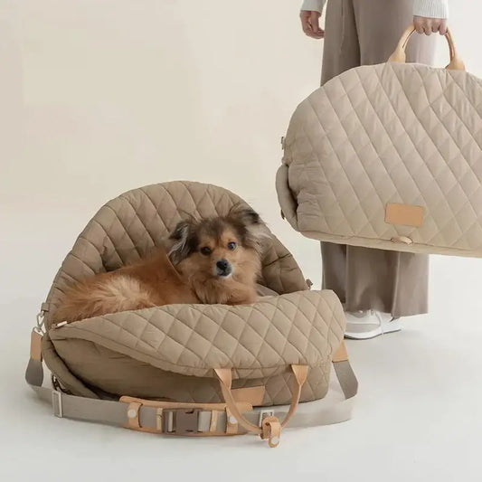 Chien dans un sac de transport pour animaux de la collection ’Sac de transport et lit de voyage pour chiens’